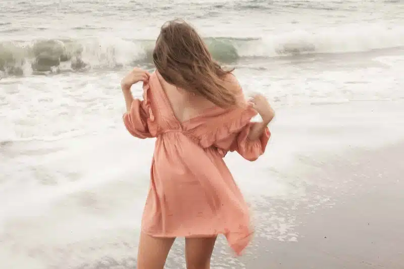 Comment porter une robe de plage avec style