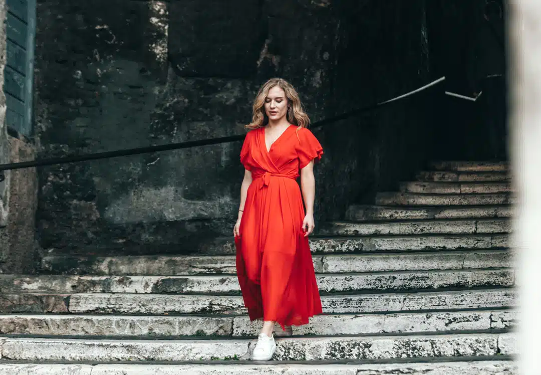 couleurs de sac à porter avec une robe rouge