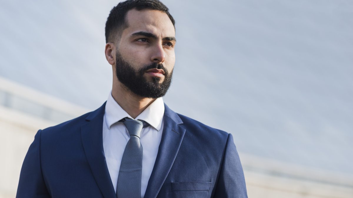 Costume bleu marine : comment choisir sa cravate et l'associer à la bonne chemise ?