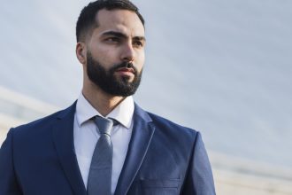 Costume bleu marine : comment choisir sa cravate et l'associer à la bonne chemise ?